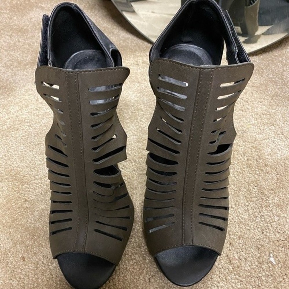 Qupid peep toe sandal pump with cut outs NWOB size 9